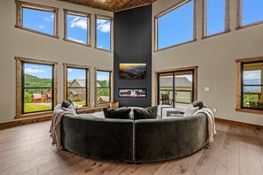 テレビ、暖炉、書斎 / ワークスペース