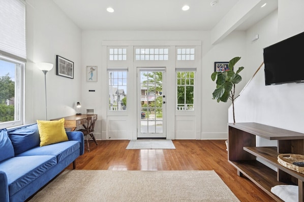 Smart TV - Fully Furnished 2bd/1.5ba One Block from Carrolton (New Orleans)