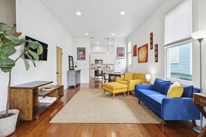 Smart TV - Fully Furnished 2bd/1.5ba One Block from Carrolton (New Orleans)