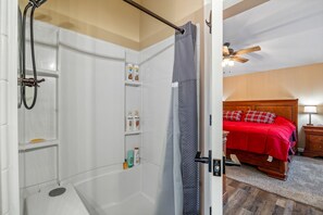 Dusche, Haartrockner, Handtücher, Shampoo