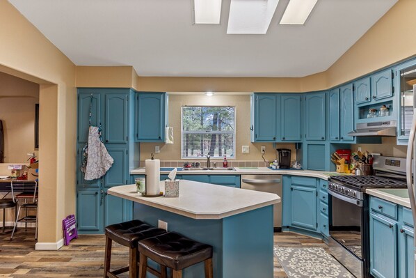 ثلاجة، ميكروويف، فرن، موقد طهي مسطح