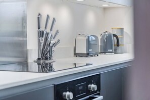 Fridge, microwave, oven, stovetop - ★ASCOT RACES★PERFECT SPOT TO EXPLORE WINDSOR/ASCOT (Berkshire)