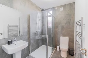 Dusche, Haartrockner, Handtücher