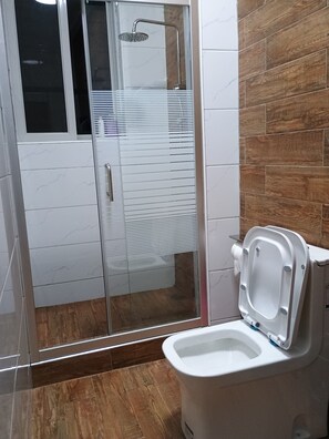 Douche, serviettes fournies, savon, papier toilette