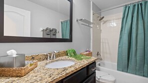 Shower, hair dryer, towels, shampoo - 8122 -Amazing Townhome Near Disney World (Davenport)