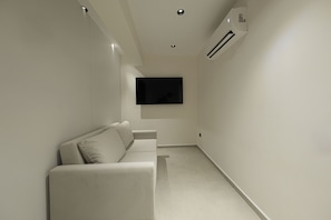 Basic Studio | Peti besi dalam bilik, Wi-fi percuma