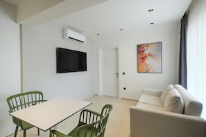 Deluxe Suite, Mountain View | In-room safe, free WiFi