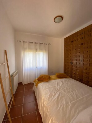 3 bedrooms, iron/ironing board, internet, bed sheets