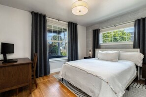 2 室のベッドルーム、デスク、WiFi (無料)、ベッドシーツ