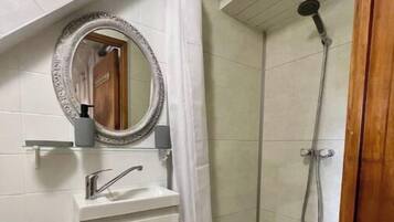 SĂšche-cheveux, serviettes fournies, savon, shampoing