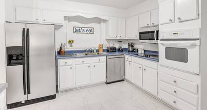 Quiet Pet-Friendly Spot Near It All!