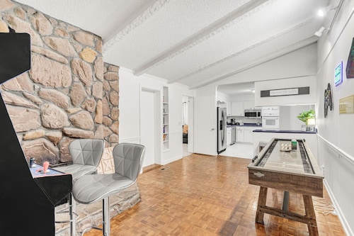 Quiet Pet-Friendly Spot Near It All!