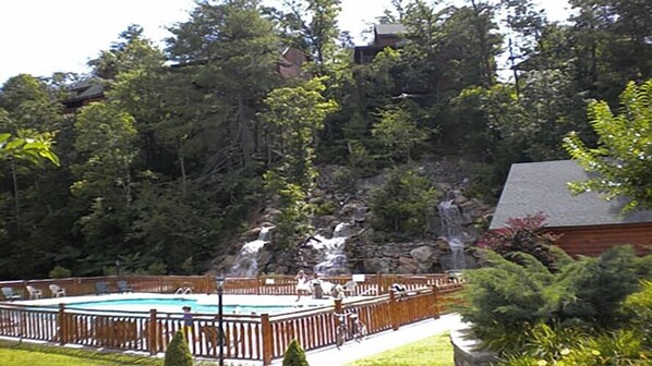 Pool - King Bed, Game Tables, Resort Pools, Putt-Putt, Great Location! (Sevierville)