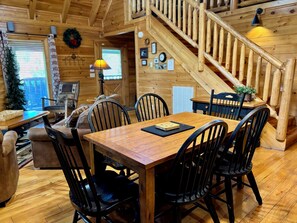 Dining - King Bed, Game Tables, Resort Pools, Putt-Putt, Great Location! (Sevierville)