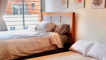 3 slaapkamers, een strijkplank/strijkijzer, gratis wifi, beddengoed