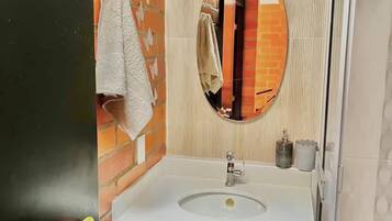 Douche, serviettes fournies, savon, papier toilette