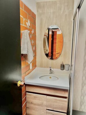 Dusche, Handtücher, Seife, Toilettenpapier
