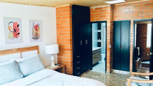 3 chambres, fer et planche à repasser, Wi-Fi gratuit, draps fournis