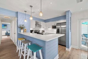 Kjøleskap, mikrobølgeovn, ovn og kokeplater