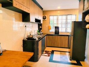 Apartament bàsic | Cuina privada | Frigorífic, microones i utensilis de cuina, vaixella i coberteria