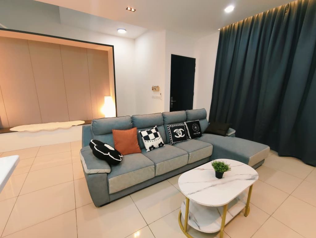 Ein modernes Wohnzimmer mit einem grauen Ecksofa, einem weißen Couchtisch und einem großen Fenster mit Vorhängen.