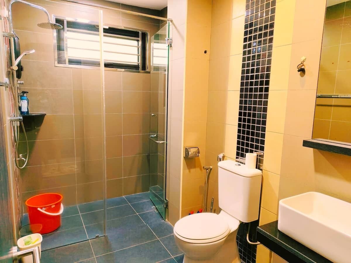 Basic Apartment | Bilik Mandi | Pancuran mandi, pengering rambut, tuala disediakan, sabun 