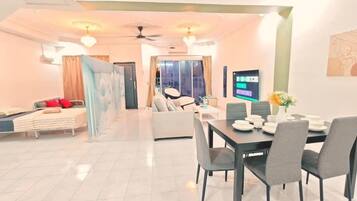 Comfort House, City View | Living area