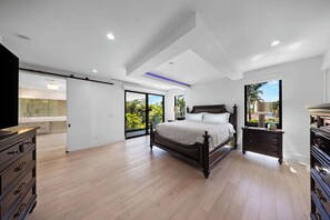 5 bedrooms, desk, iron/ironing board, travel cot