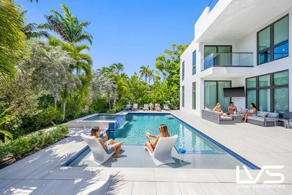 حمّام سباحة مُدفَّأ