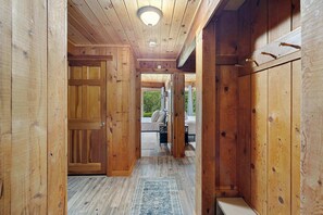 4 bedrooms, desk, iron/ironing board, WiFi