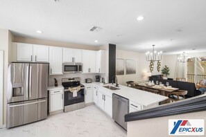 Réfrigérateur, micro-ondes, plaque de cuisson, lave-vaisselle