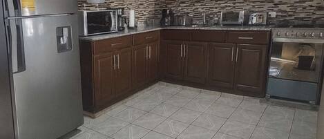 Køleskab, ovn, kaffe-/temaskine, brødrister