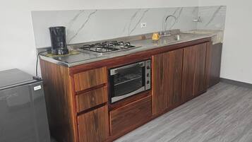 Four, cafetière/bouilloire, batterie de cuisine, vaisselle et ustensiles