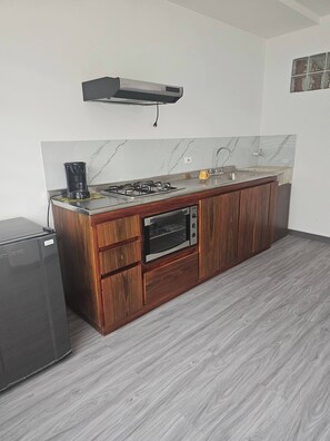 Oven, coffee/tea maker, cookware/dishes/utensils