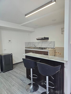 Een oven, een koffiezetapparaat/waterkoker