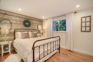 Desk, iron/ironing board, WiFi, bed sheets
