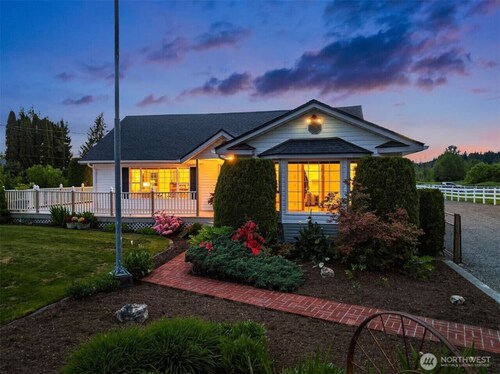 Snohomish 10+Acre 5BR | Hot Tub, Pond & Stables