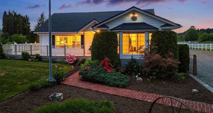 Snohomish 10+Acre 5BR | Hot Tub, Pond & Stables
