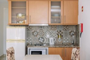 Fridge, microwave, oven, coffee/tea maker