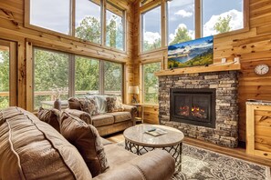 Smart TV, chimenea, futbolito