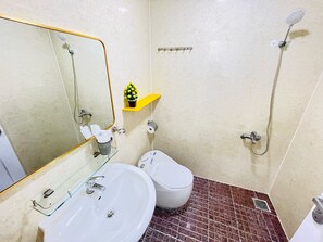 Deluxe Condo, City View | Bathroom | Combined shower/bathtub, free toiletries, hair dryer, towels