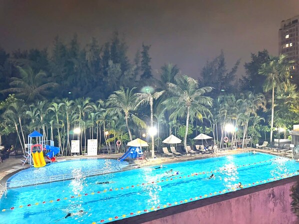 10 outdoor pools