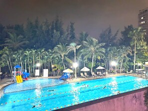 10 outdoor pools