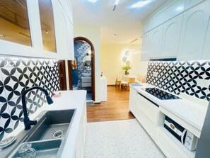 Appartamento Deluxe | Cucina privata | Frigorifero, microonde, forno, piano cottura