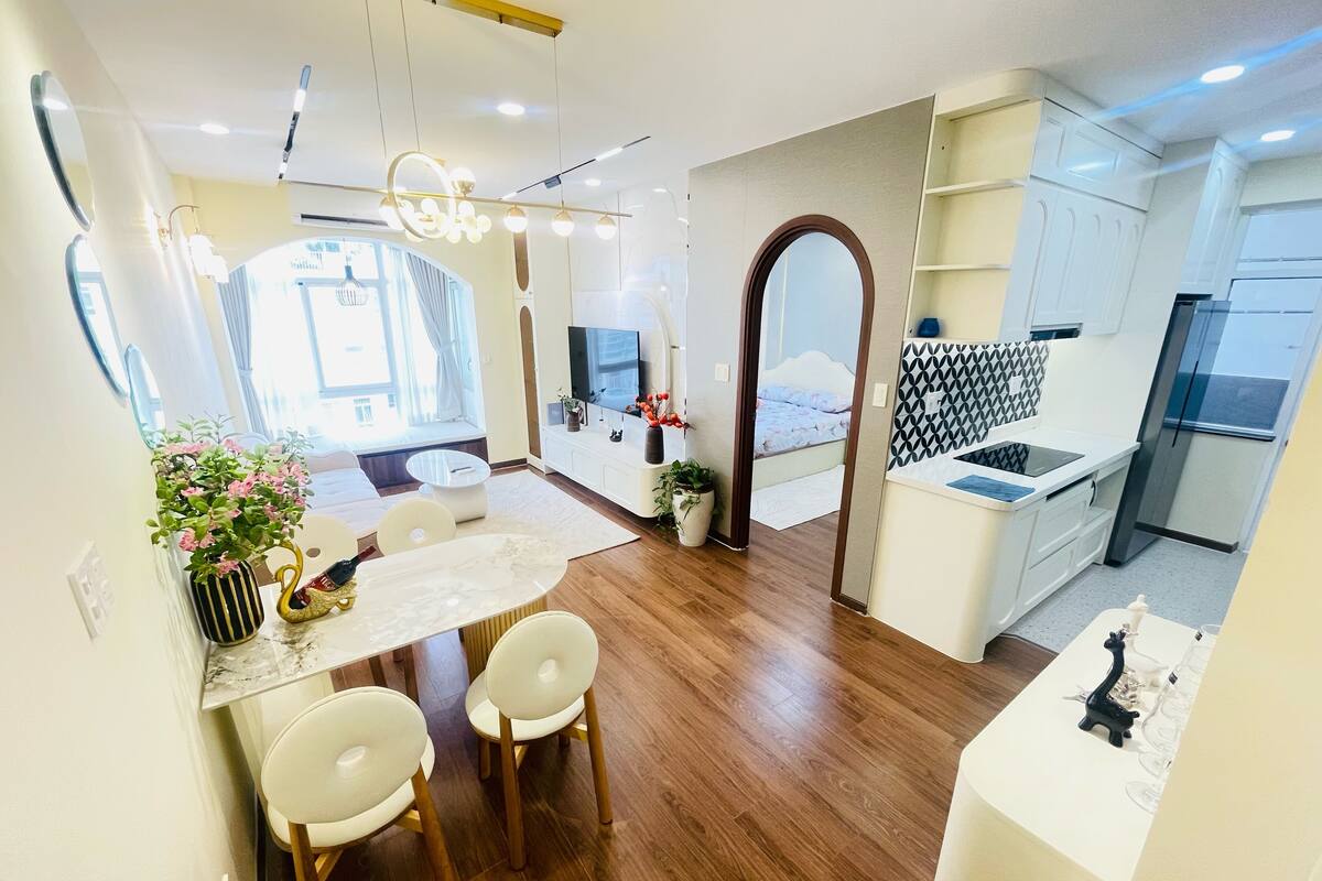 Een modern interieur met een eethoek, keuken en woonruimte.