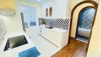 Appartamento Deluxe | Cucina privata | Frigorifero, microonde, forno, piano cottura