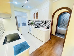 Deluxe Apartment | Private kitchen | Fridge, microwave, oven, stovetop