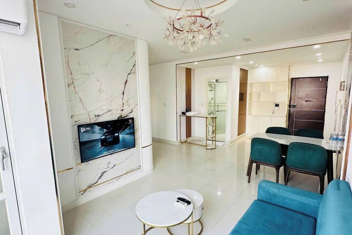 Deluxe appartement, 3 slaapkamers, uitzicht op rivier | Woonruimte | Een open haard en vloerwarming