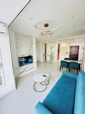 Apartamento luxo | Área de estar | Lareira, pisos aquecidos