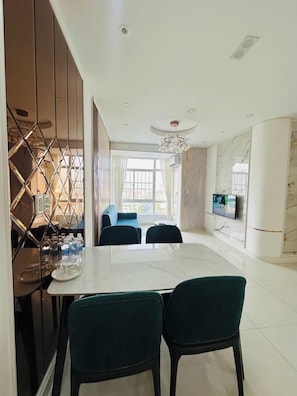 Departamento Deluxe, 3 habitaciones, vista al río | Área de sala de estar | Chimenea y piso con calefacción